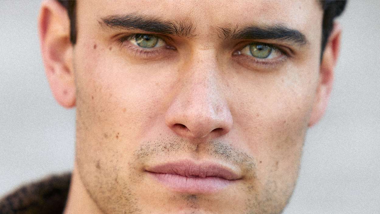 Anton Antoniadis, actor de «La habitación de al lado»: lo que no sabías sobre él