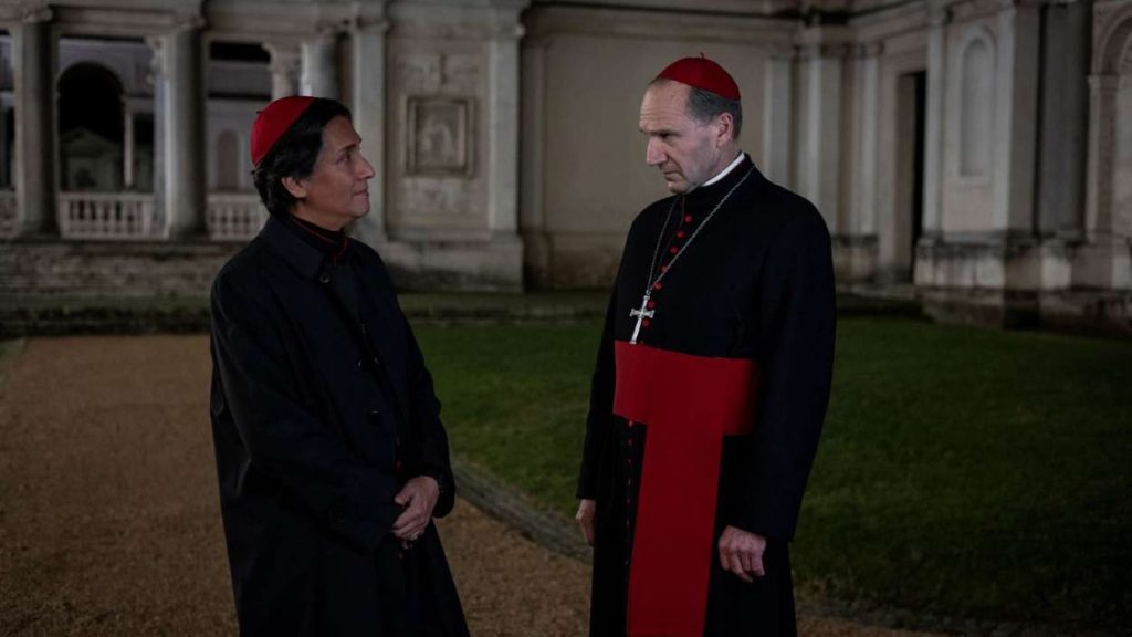 Ralph Fiennes y Carlos Diehz en «Cónclave».