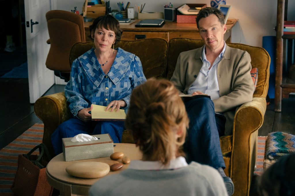 Olivia Colman y Benedict Cumberbatch en LOS ROSE. Foto de Jaap Buitendijk, Cortesía de Searchlight Pictures. © 2025 Searchlight Pictures Todos los derechos reservados