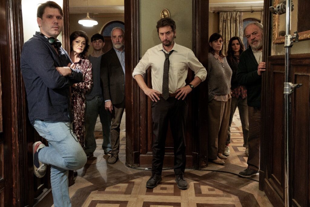 Imagen del rodaje de «Votemos» con los actores y el director.
